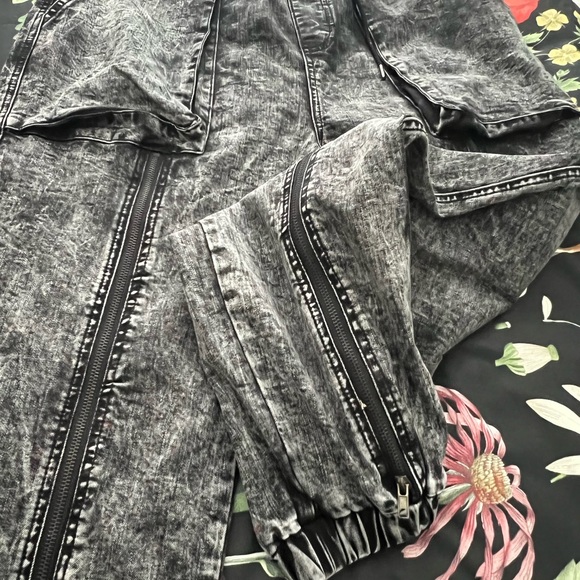 Like New!  Plus Size Denim Jogger Jeans, Worn Once, Black Acid Wash, Size 1X - Picture 2 of 5